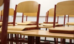 Jak komunikować czesne i warunki rekrutacji na stronie szkoły prywatnej?